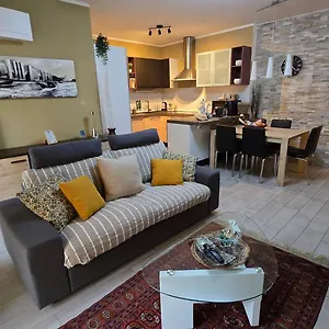 Prime - Large Independent Apartment, Air Conditioning, 2 Bathrooms, 2 Free Covered Parking Spaces, No Restricted Traffic Zone, Train Station 100m, Theatre 150m, Historic Centre , Varese Italia